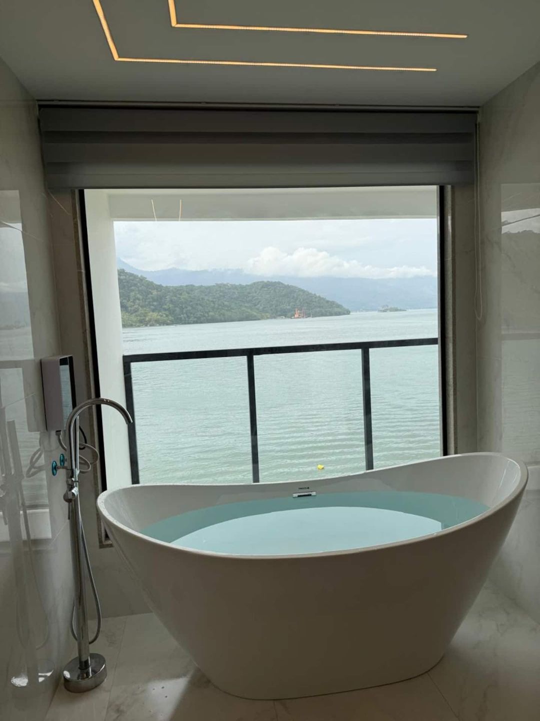 Casa Ponta da Ilha — Banheiro completo 1